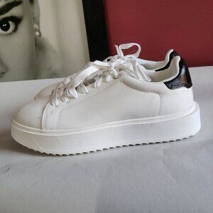 NWOT TORRID CHUNKY LACE UP SNEAKERS SZ 8.5WW
